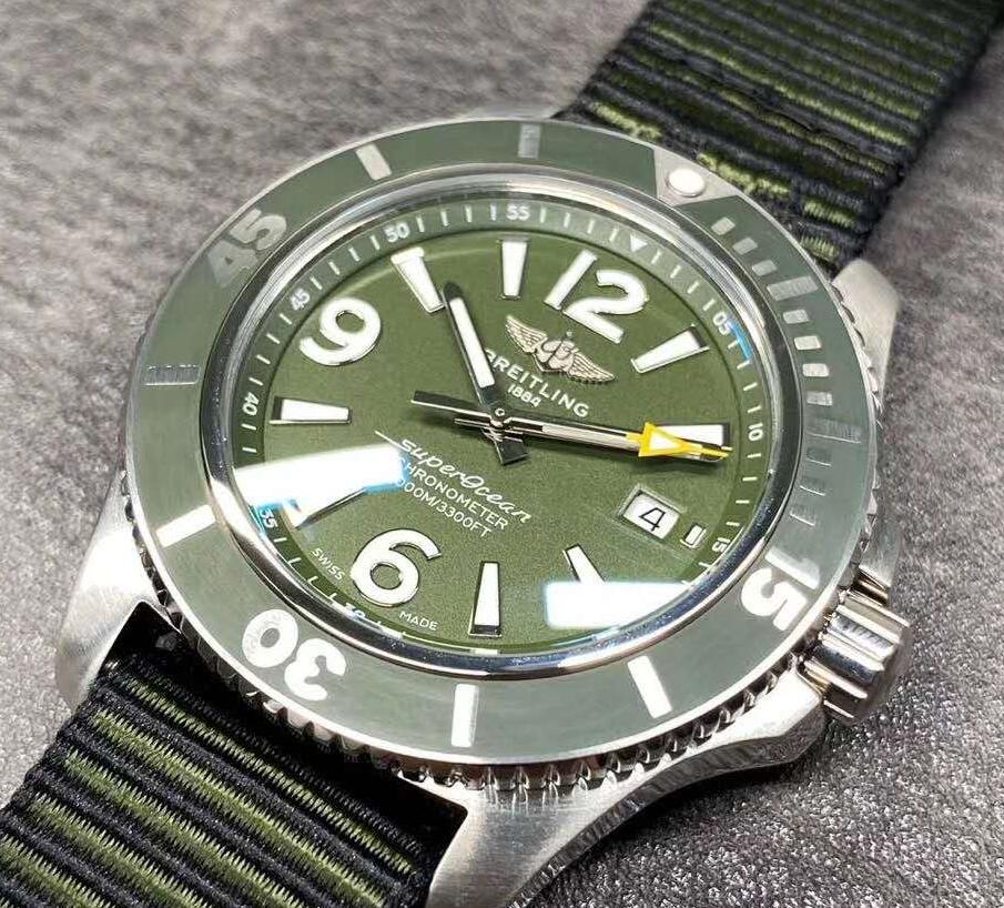 Best Breitling fake watches are hot for the green color.
